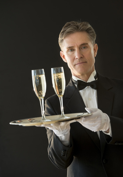 Serveur confiant tenant plateau de service avec flûtes à champagne
 - Photo, image