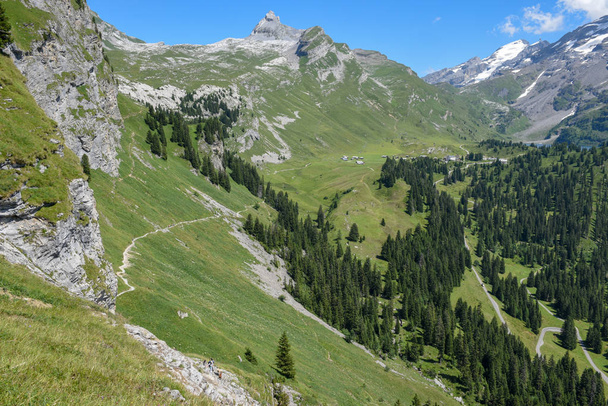 Ορεινή διαδρομή στο Engstlenalp πάνω από το Ένγκελμπεργκ στην Ελβετία - Φωτογραφία, εικόνα