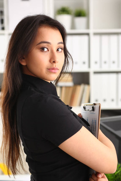 portré, fiatal, gyönyörű barna üzletasszony dolgozik-ban Hivatal - Fotó, kép