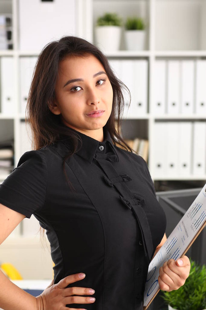portrait de jeune belle brune femme d'affaires travailler au bureau
 - Photo, image