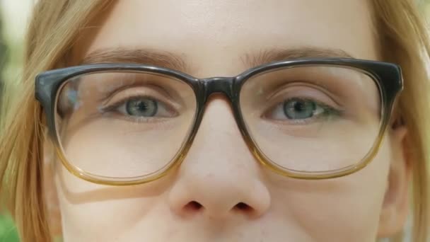 olhos de menina em óculos close-up
 - Filmagem, Vídeo