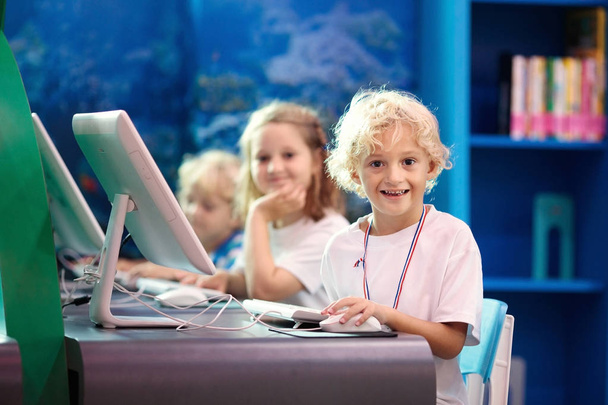 Computer klasse voor schoolkinderen. Kinderen studeren. - Foto, afbeelding