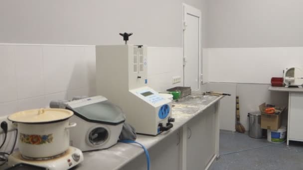 Laboratorio dentistico interno in cui vengono fatte le protesi
 - Filmati, video