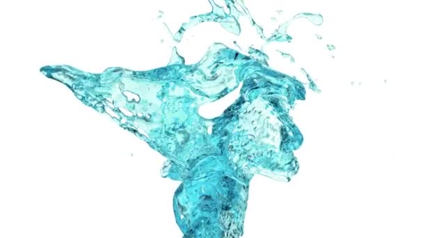 Close-up uitzicht op turquoise water splash in dynamische Super Slow Motion, geïsoleerd op witte achtergrond. - Video