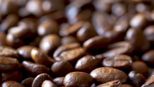 Blízkě rotující pražená kávová zrna, rozmazané pozadí - Záběry, video
