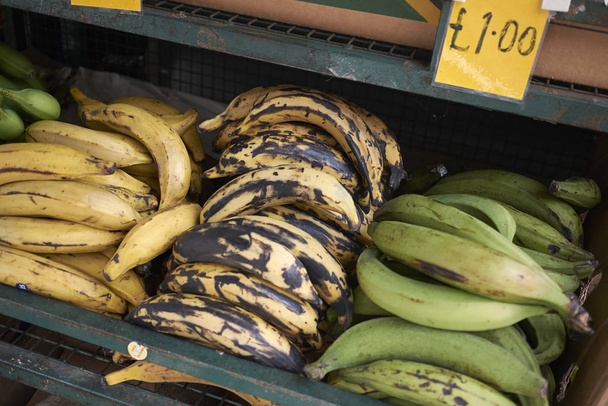 Асорті Банани продаються на ринку
 - Фото, зображення