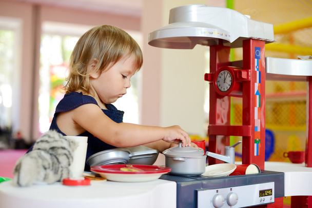 girl playing toy kitchen - Foto, imagen