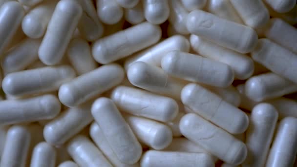 Close-up van roterende capsules, apotheek achtergrond - Video