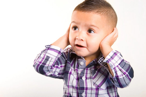 Toddler chłopiec rękami zamknięcie jego uszy - Zdjęcie, obraz
