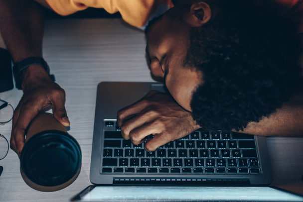 Erschöpfter afrikanischer amerikanischer Programmierer schläft auf Tastatur - Foto, Bild
