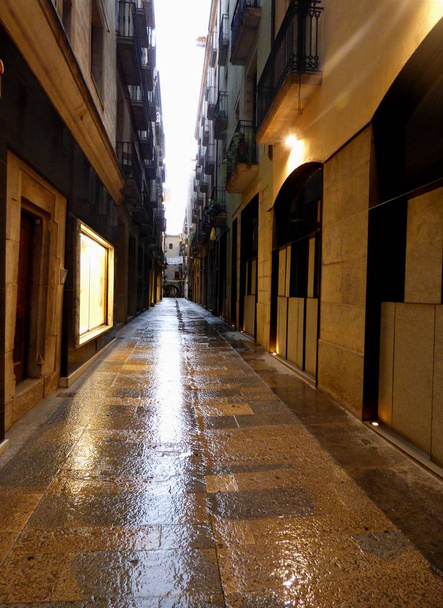 calle estrecha en el casco antiguo de Girona
 - Foto, imagen