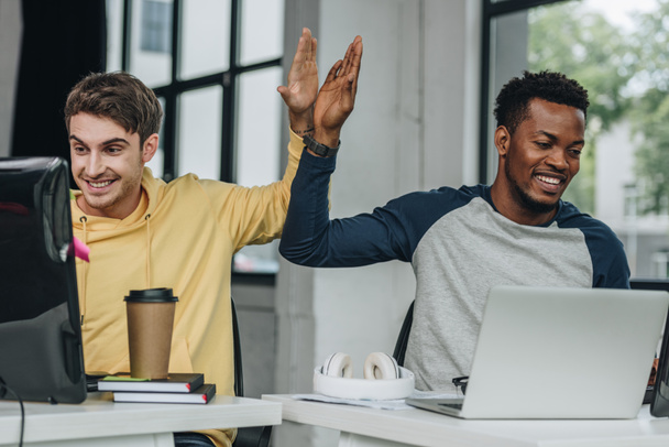 щасливий мультикультурному програмістів даючи високі п'ять під час роботи в офісі разом - Фото, зображення