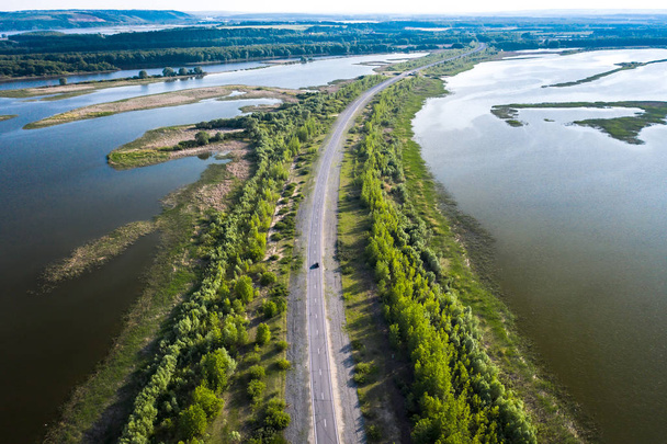 Route avec voiture près de la ville de Sviyazhsk. Russie
. - Photo, image