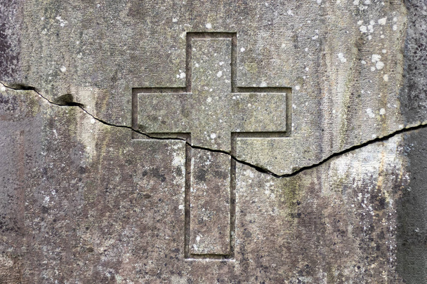 horizontaler Riss an der Wand, der ein Kreuz darstellt. die Spaltung des kirchlichen Konzepts. - Foto, Bild