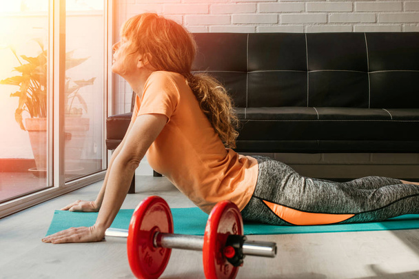 mujer haciendo ejercicio en el gimnasio o en casa
 - Foto, imagen