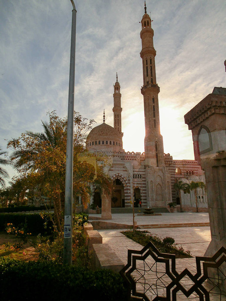 piękny Meczet z Minaret oświetlony przez zachód słońca, Dahab, Egipt - Zdjęcie, obraz