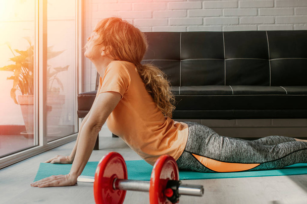 woman exercising at the gym or at home - Fotoğraf, Görsel
