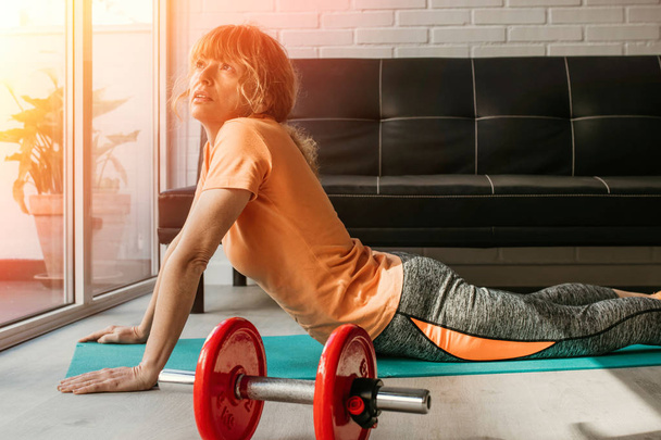 mulher se exercitando no ginásio ou em casa
 - Foto, Imagem