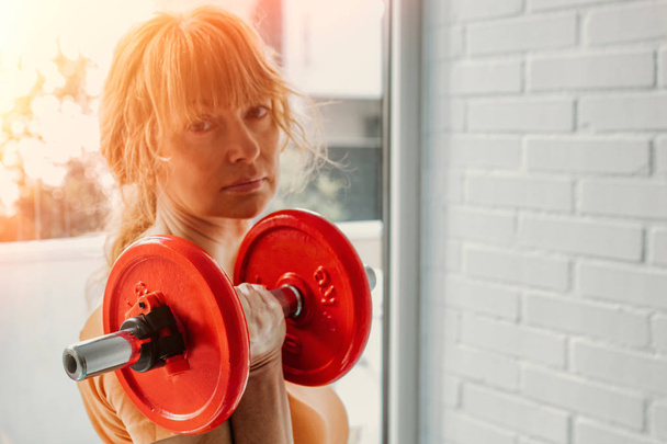 mujer haciendo pesas, deporte y culturismo
 - Foto, Imagen