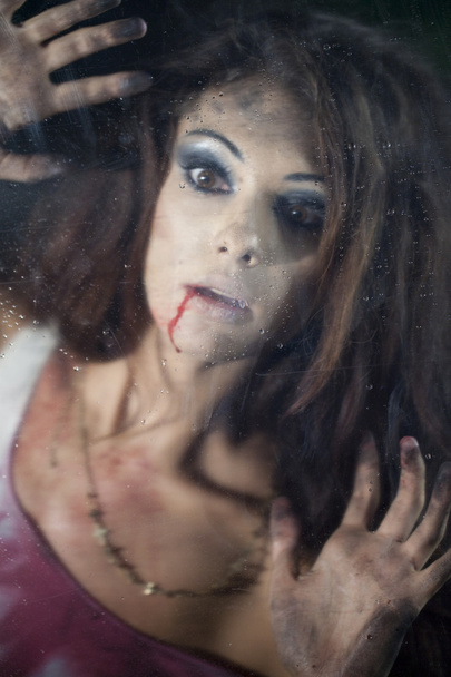 Испуганная женщина за стеклом
 - Фото, изображение