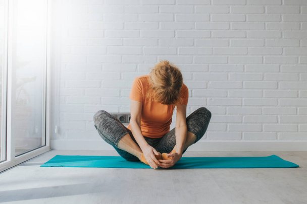 mujer haciendo ejercicio en casa o en el gimnasio
 - Foto, imagen