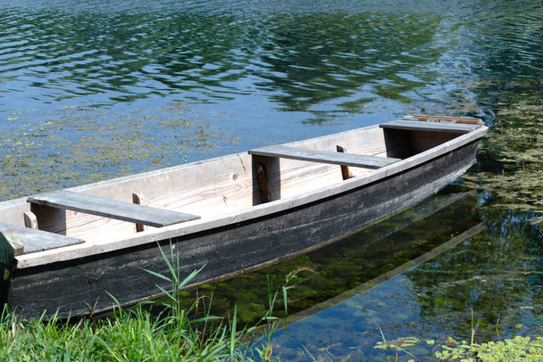 vieux bateau en bois sur la rivière - Photo, image