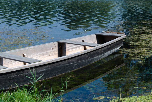 Nehirdeki eski ahşap tekne - Fotoğraf, Görsel