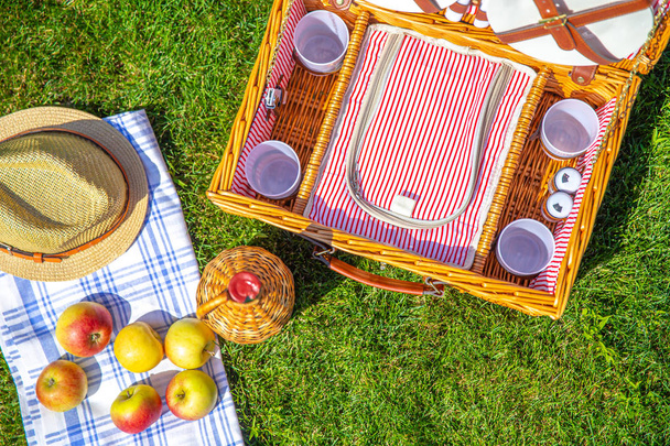 Widok z góry na piknik kosz na zielonym słonecznym trawniku w parku - Zdjęcie, obraz