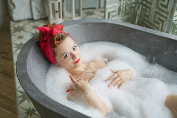 Femme sexy frotte le corps avec de la mousse dans le bain
 - Photo, image
