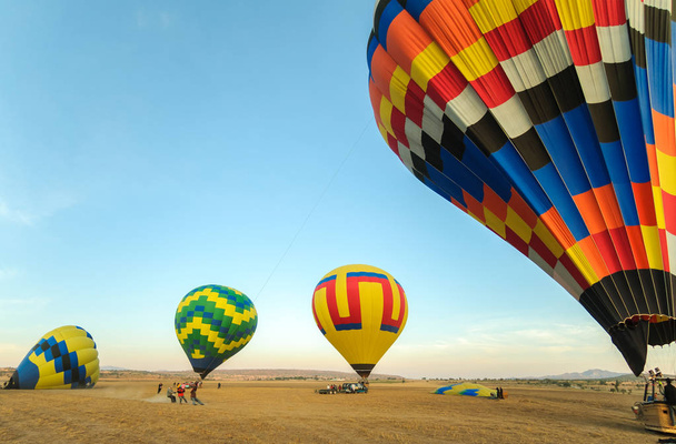 Πολύχρωμο μπαλόνι θερμού αέρα με μπλε ουρανό που απογειώμαστε - Φωτογραφία, εικόνα