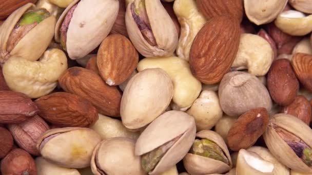 Různé ořechy v dřevěné misce - Záběry, video