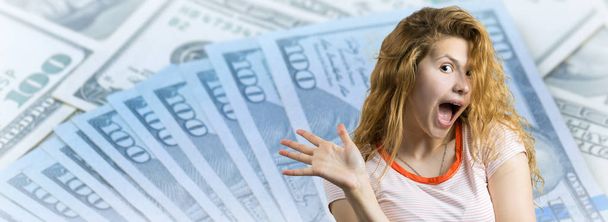 Retrato de uma jovem entusiasmada gritando de alegria contra um fundo com dólares
. - Foto, Imagem