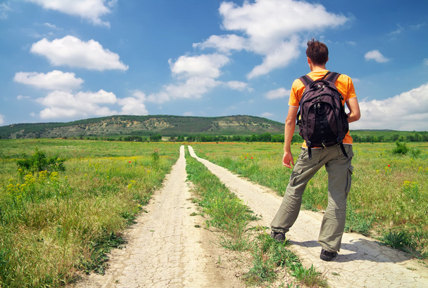 Man with a backpack on a country road. Man tourist. Leisure acti - Foto, imagen
