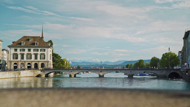 Gimbal Shot von der Zürcher Münsterbrücke vor dem Hintergrund der Alpen - Filmmaterial, Video