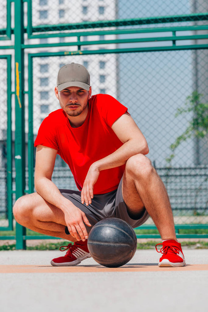 Strong male basketball player preparing for a basketball game on - Φωτογραφία, εικόνα
