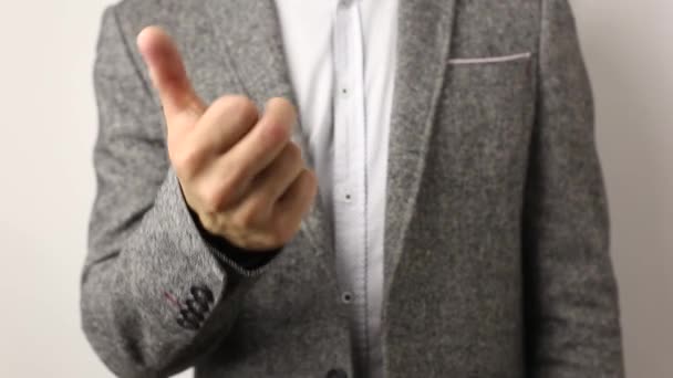 Solide blanke man in grijze jas en gespikkelde shirt op witte achtergrond toont zijn middelste vingers op beide handen en schud het. respectloos flip off vinger teken, gebaar naar slechte wishers en jaloers - Video
