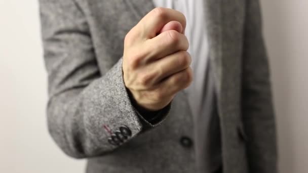 Ein massiver kaukasischer Mann in grauer Jacke und gesprenkeltem Hemd auf weißem Hintergrund hebt mit ablehnender Geste die Hand. Geschäftsmann macht Feigenblatt, dass bedeutet, dass ich es in den USA nicht tun werde. - Filmmaterial, Video