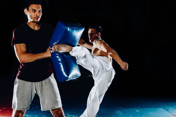 po celé délce shirtless svalnatý boxer s boxovací pytel v tělocvičně - Fotografie, Obrázek