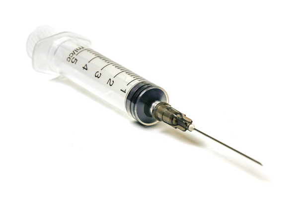 seringa médica com agulha isolada sobre fundo branco. - Foto, Imagem