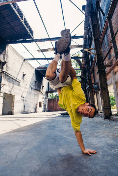 Parkour homem exercício handstand ao ar livre  - Foto, Imagem