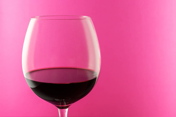 Vino rosa en copas de vino aisladas sobre fondo rosa. Uso para cafetería restaurante. Concepto vino
.  - Foto, Imagen