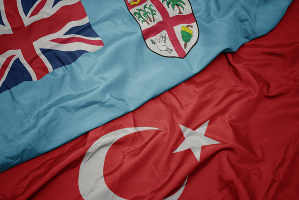 sventolando bandiera colorata di tacchino e bandiera nazionale delle Figi
. - Foto, immagini
