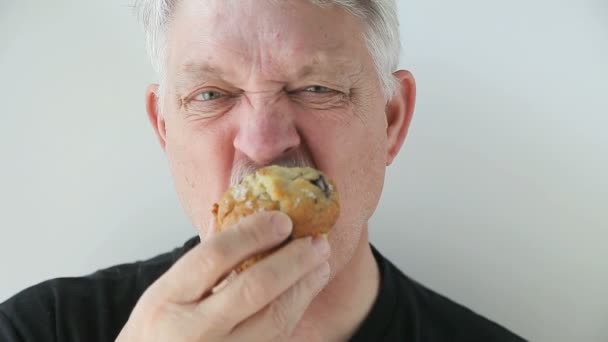 Μπροστινή όψη του ανθρώπου που τρώει το πρωινό του μάφιν - Πλάνα, βίντεο