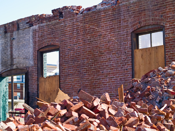 Un sitio de demolición con una pila de ladrillo
 - Foto, Imagen
