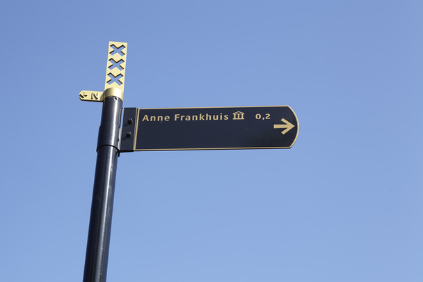 Amsterdam, Países Bajos - Roadsign to the Anne-Frank-Huis
 - Foto, imagen