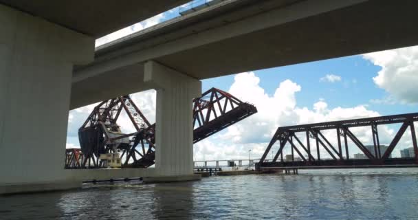 kolejowe ciągnąć most zejście - Materiał filmowy, wideo