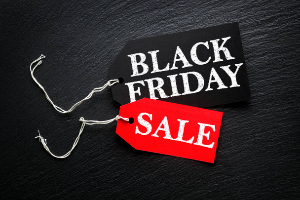 Black Friday Sale Tag auf dunklem Hintergrund - Foto, Bild