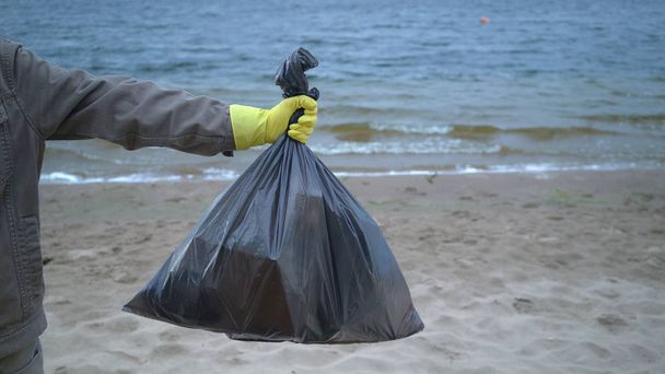 волонтёры помогают собирать мусор на открытом воздухе
 - Фото, изображение