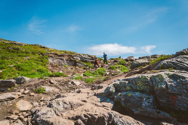 26 juillet 2019. Route touristique norvégienne sur la trolltunga. Les touristes vont faire de la randonnée dans les montagnes de Norvège par beau temps ensoleillé à latrolltunga. Thème sac à dos de randonnée
 - Photo, image