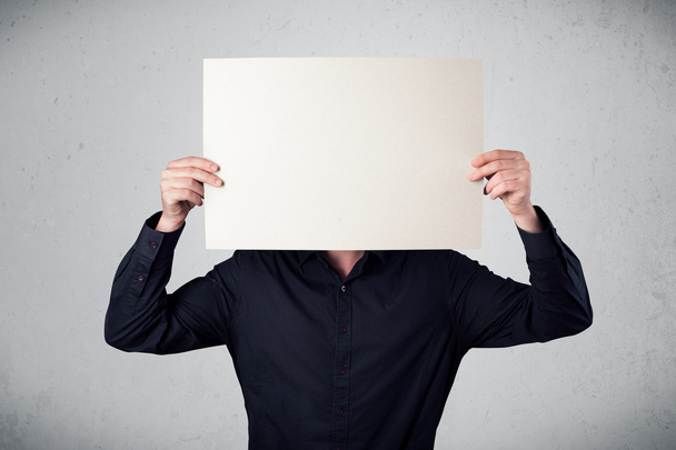 Podnikatel drží před hlavou papír s kopírkou - Fotografie, Obrázek